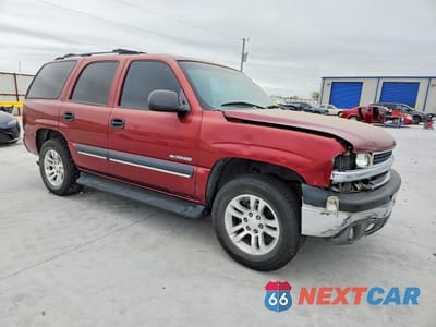 Czwarte zdjęcie samochodu z boku: 2002 CHEVROLET TAHOE C1500 VIN:1GNEC13V22R181571 - miniatura