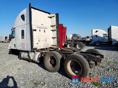 Trzecie zdjęcie samochodu z tyłu: 2022 FREIGHTLINER CASCADIA 126 SEMI TRUCK VIN:3AKJHHDR5NSNB4638 - miniatura