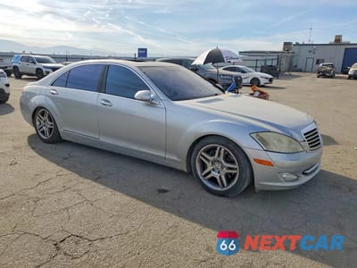 Czwarte zdjęcie samochodu z boku: 2007 MERCEDES-BENZ S 550 VIN:WDDNG71X77A085077 - miniatura