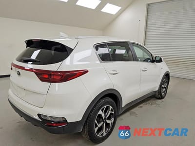 Trzecie zdjęcie samochodu z tyłu: 2021 KIA SPORTAGE LX VIN:KNDPMCACXM7917781 - miniatura