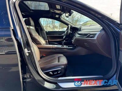 Piąte zdjęcie samochodu w środku: 2017 BMW 750 XI VIN:WBA7F2C58HG422355 - miniatura