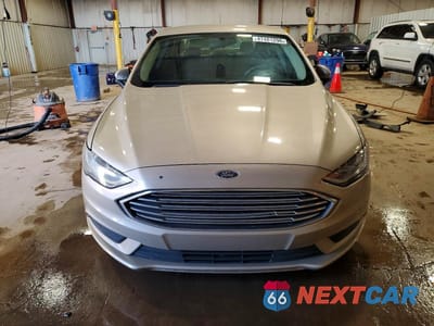 Piąte zdjęcie samochodu w środku: 2017 FORD FUSION S VIN:3FA6P0G79HR392910 - miniatura