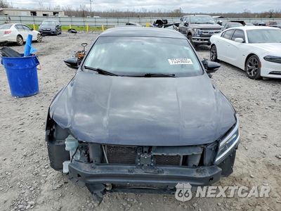 Piąte zdjęcie samochodu w środku: 2017 VOLKSWAGEN PASSAT R-LINE VIN:1VWDT7A3XHC068128 - miniatura