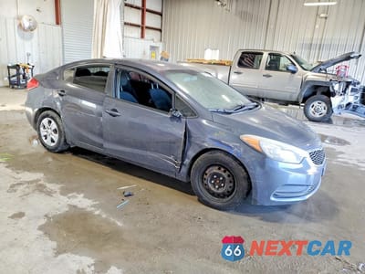 Czwarte zdjęcie samochodu z boku: 2016 KIA FORTE LX VIN:KNAFX4A63G5497782 - miniatura