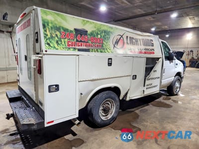 Trzecie zdjęcie samochodu z tyłu: 2018 FORD ECONOLINE E350 SUPER DUTY CUTAWAY VAN VIN:1FDWE3F63JDC30307 - miniatura