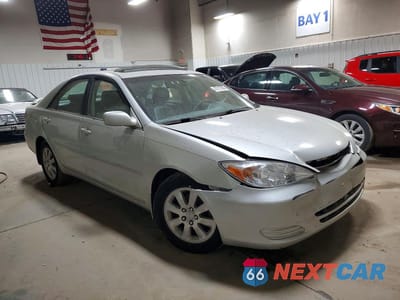 Czwarte zdjęcie samochodu z boku: 2002 TOYOTA CAMRY XLE V6 VIN:4T1BF30K42U505671 - miniatura