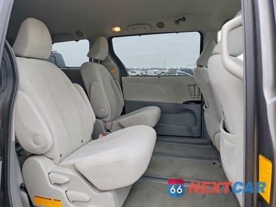 Zdjęcie 11 z 12 samochodu: 2012 TOYOTA SIENNA LE 7-PASSENGER VIN:5TDJK3DCXCS033559 - miniatura