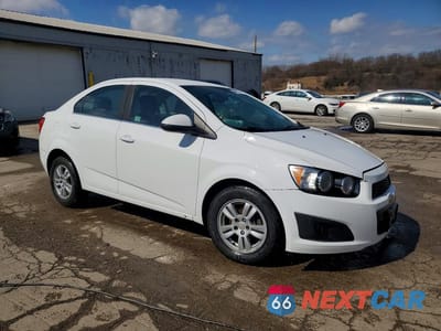 Czwarte zdjęcie samochodu z boku: 2014 CHEVROLET SONIC LT VIN:1G1JC5SH8E4175679 - miniatura