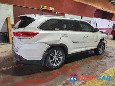 Trzecie zdjęcie samochodu z tyłu: 2019 TOYOTA HIGHLANDER XLE VIN:5TDJZRFH7KS572744 - miniatura