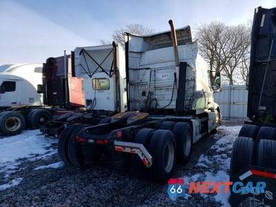 Czwarte zdjęcie samochodu z boku: 2021 VOLVO VNR SEMI TRUCK VIN:4V4WC9EH6MN600040 - miniatura