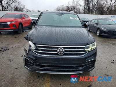 Piąte zdjęcie samochodu w środku: 2022 VOLKSWAGEN TIGUAN SEL R-LINE VIN:3VV4B7AX4NM096673 - miniatura