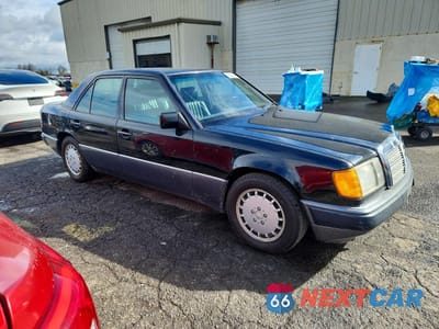 Czwarte zdjęcie samochodu z boku: 1993 MERCEDES-BENZ 300 E 2.8 VIN:WDBEA28E4PB858079 - miniatura