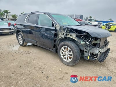Czwarte zdjęcie samochodu z boku: 2018 CHEVROLET TRAVERSE LT VIN:1GNERGKW2JJ195415 - miniatura