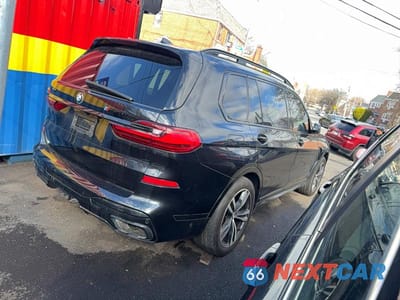 Czwarte zdjęcie samochodu z boku: 2020 BMW X7 M50I VIN:5UXCX6C0XLLE35667 - miniatura