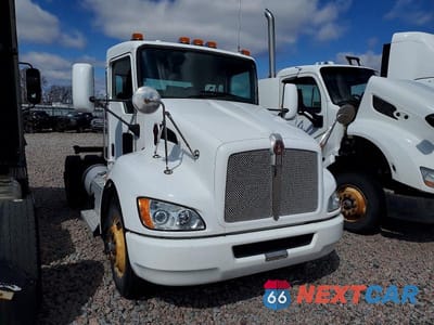 2015 KENWORTH T330 SEMI TRUCK 2XKHAJ7X1FM462639 - główne zdjęcie licytacji z USA - miniatura