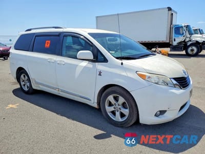Czwarte zdjęcie samochodu z boku: 2014 TOYOTA SIENNA LE 8-PASSENGER VIN:5TDKK3DC7ES428449 - miniatura