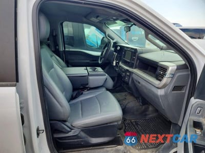 Piąte zdjęcie samochodu w środku: 2025 FORD F350 SUPER DUTY TRUCK CAB AND CHASSIS VIN:1FD8W3HT4SEC86275 - miniatura