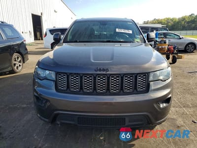 Piąte zdjęcie samochodu w środku: 2018 JEEP GRAND CHEROKEE LAREDO VIN:1C4RJEAG0JC111824 - miniatura