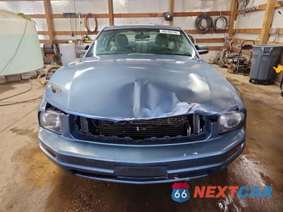 Piąte zdjęcie samochodu w środku: 2005 FORD MUSTANG VIN:1ZVFT80N455208594 - miniatura