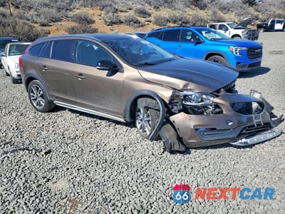 Czwarte zdjęcie samochodu z boku: 2018 VOLVO V60 CROSS COUNTRY PREMIER VIN:YV440MWK5J2058058 - miniatura