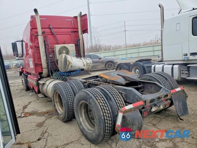 Trzecie zdjęcie samochodu z tyłu: 2013 VOLVO VNL SEMI TRUCK VIN:4V4NC9KK3DN145143 - miniatura