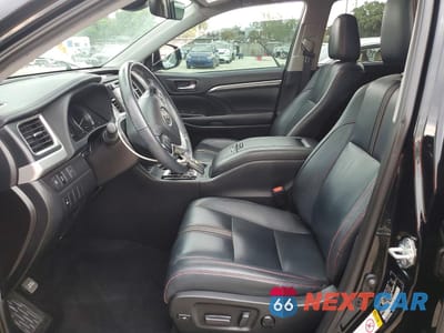 Zdjęcie 7 z 13 samochodu: 2019 TOYOTA HIGHLANDER SE VIN:5TDKZRFH4KS329848 - miniatura