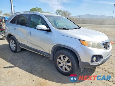Czwarte zdjęcie samochodu z boku: 2011 KIA SORENTO LX VIN:5XYKT3A18BG040011 - miniatura