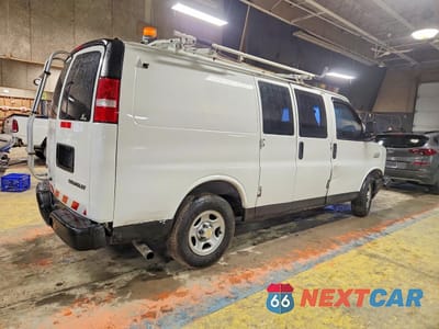 Trzecie zdjęcie samochodu z tyłu: 2003 CHEVROLET EXPRESS 1500 UTILITY / SERVICE VAN VIN:1GCFG15X931219491 - miniatura