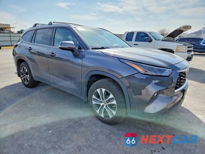 Czwarte zdjęcie samochodu z boku: 2022 TOYOTA HIGHLANDER HYBRID XLE VIN:5TDGARAH0NS510096 - miniatura