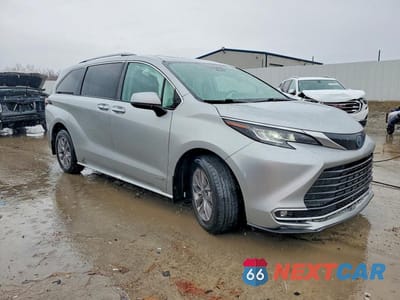 Czwarte zdjęcie samochodu z boku: 2021 TOYOTA SIENNA XLE 7-PASSENGER VIN:5TDYRKEC0MS058359 - miniatura