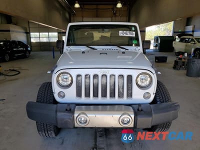 Piąte zdjęcie samochodu w środku: 2017 JEEP WRANGLER UNLIMITED SAHARA VIN:1C4BJWEG5HL733833 - miniatura