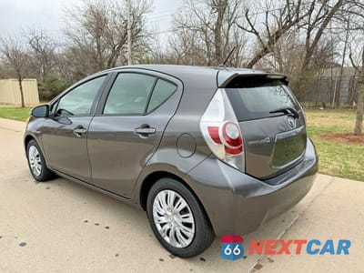 Trzecie zdjęcie samochodu z tyłu: 2014 TOYOTA PRIUS C TWO VIN:JTDKDTB39E1572823 - miniatura