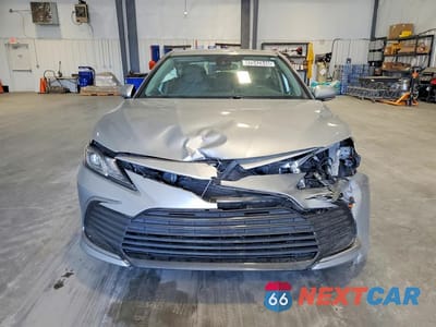 Piąte zdjęcie samochodu w środku: 2022 TOYOTA CAMRY HYBRID LE VIN:4T1C31AKXNU577544 - miniatura