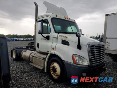 2012 FREIGHTLINER CASCADIA SEMI TRUCK 1FUBGADV7CLBJ9856 - główne zdjęcie licytacji z USA - miniatura