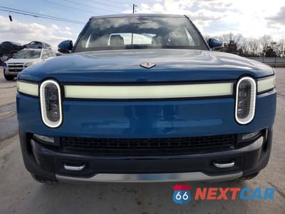 Piąte zdjęcie samochodu w środku: 2023 RIVIAN R1T ADVENTURE VIN:7FCTGAAA1PN018200 - miniatura