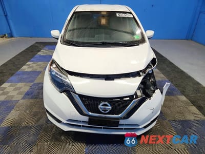 Piąte zdjęcie samochodu w środku: 2018 NISSAN VERSA NOTE S VIN:3N1CE2CP7JL351966 - miniatura