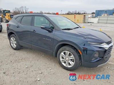 Czwarte zdjęcie samochodu z boku: 2021 CHEVROLET BLAZER 1LT VIN:3GNKBBRA7MS543510 - miniatura