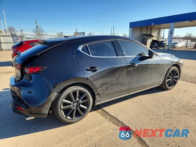Trzecie zdjęcie samochodu z tyłu: 2021 MAZDA 3 PREMIUM VIN:JM1BPBML5M1348932 - miniatura
