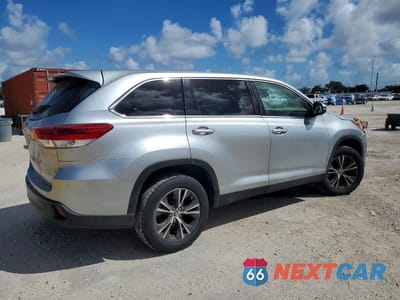 Trzecie zdjęcie samochodu z tyłu: 2019 TOYOTA HIGHLANDER LE VIN:5TDZZRFHXKS298331 - miniatura