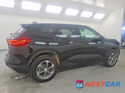Trzecie zdjęcie samochodu z tyłu: 2026 CHEVROLET BLAZER 2LT VIN:3GNKBCR48TS146953 - miniatura