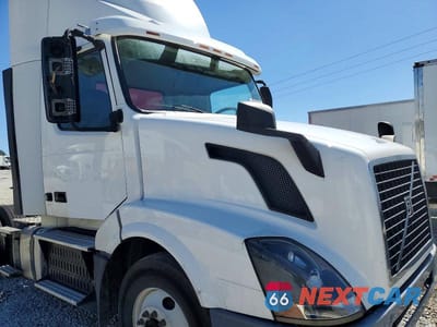 Zdjęcie 9 z 10 samochodu: 2017 VOLVO VNL SEMI TRUCK VIN:4V4N39TG2HN987987 - miniatura