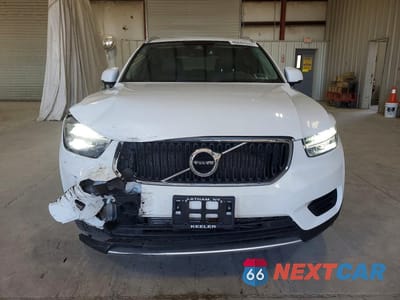 Piąte zdjęcie samochodu w środku: 2019 VOLVO XC40 T5 MOMENTUM VIN:YV4162UK5K2047717 - miniatura