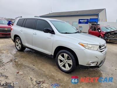 Czwarte zdjęcie samochodu z boku: 2013 TOYOTA HIGHLANDER LIMITED VIN:5TDYK3EH8DS140734 - miniatura