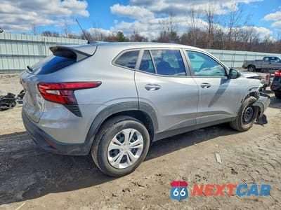 Trzecie zdjęcie samochodu z tyłu: 2024 CHEVROLET TRAX LS VIN:KL77LFE20RC213056 - miniatura