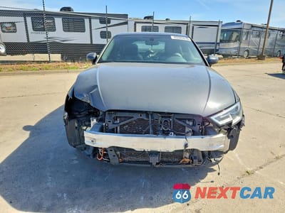 Piąte zdjęcie samochodu w środku: 2018 AUDI A3 E-TRON PREMIUM VIN:WAUUPBFF7JA091376 - miniatura
