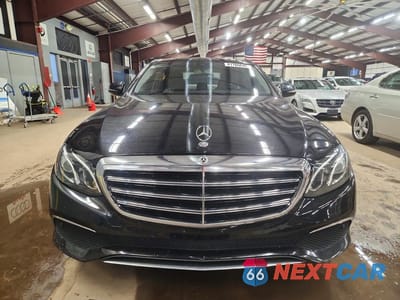 Piąte zdjęcie samochodu w środku: 2018 MERCEDES-BENZ E 300 VIN:WDDZF4JB2JA294127 - miniatura