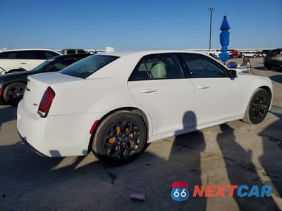 Trzecie zdjęcie samochodu z tyłu: 2022 CHRYSLER 300 TOURING L VIN:2C3CCASG2NH236967 - miniatura