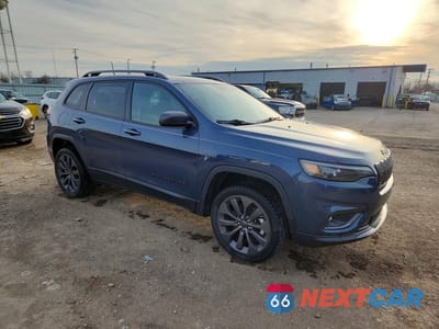 Czwarte zdjęcie samochodu z boku: 2021 JEEP CHEROKEE LATITUDE LUX VIN:1C4PJMMXXMD151632 - miniatura
