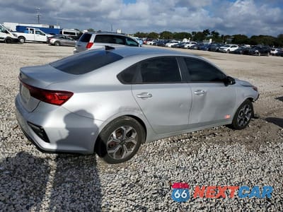 Trzecie zdjęcie samochodu z tyłu: 2021 KIA FORTE LXS VIN:3KPF24AD0ME345698 - miniatura