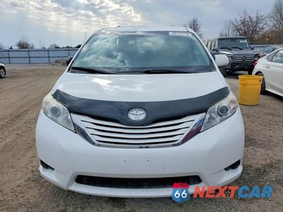 Piąte zdjęcie samochodu w środku: 2017 TOYOTA SIENNA LE 8-PASSENGER VIN:5TDKZ3DC5HS808048 - miniatura